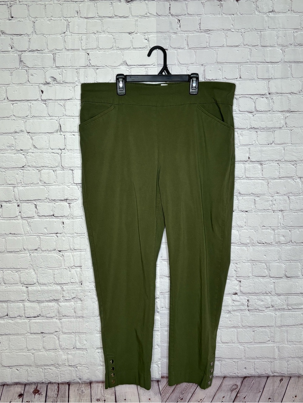 Chicos Perfect Stretch Olive Green Capri Pants with Button Embellishments Sz XL